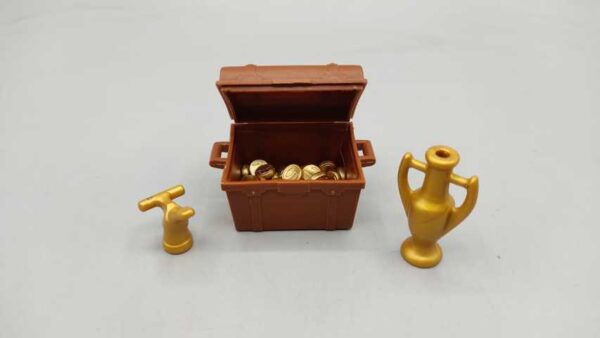 Cofre con monedas y accesorios