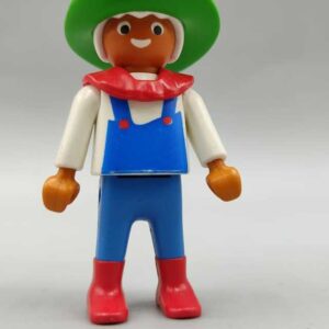Niño moreno con sombrero