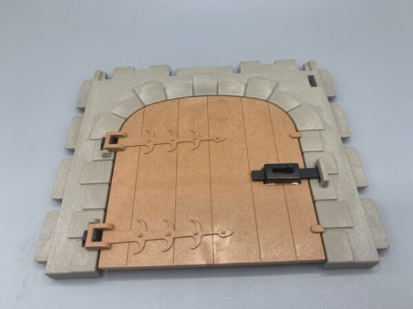Puerta grande con cerrojo