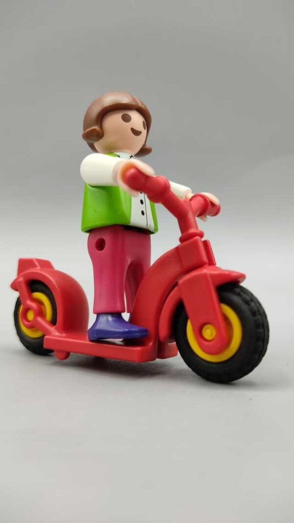 Niño con moto