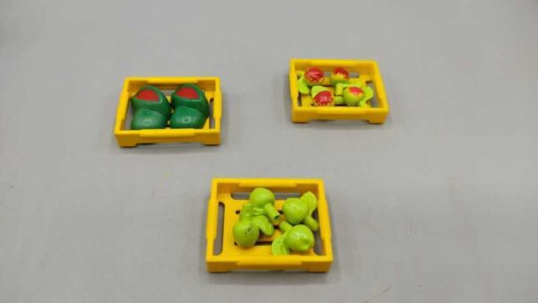 Caja amarillas con manzana y sandia