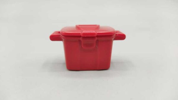 Caja con tapa roja