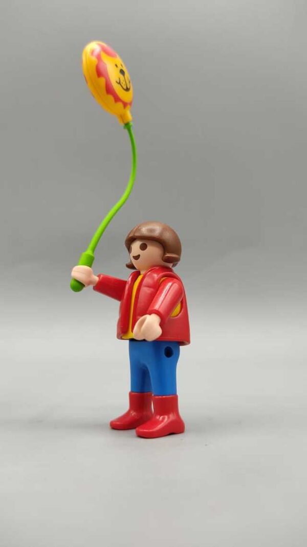 Niño con globo