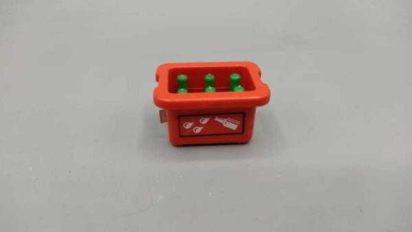 Caja roja con botellas