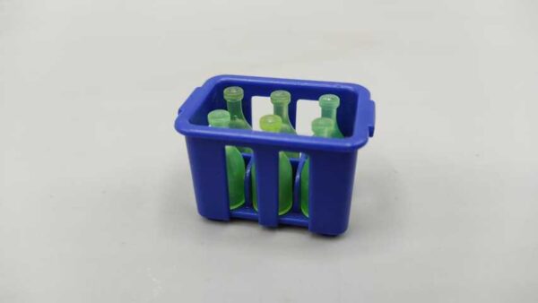 Caja azul con botellas