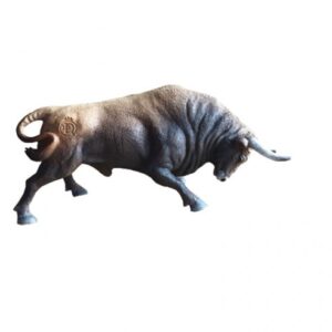Toro Bravo Castaño Embistiendo