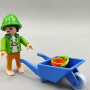 Niño con carretilla