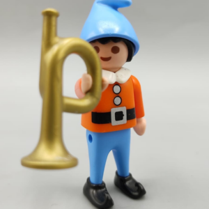 Niño duende con trompeta