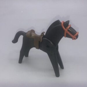 Caballo negro con silla y bocado