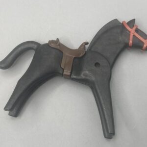 Caballo negro con silla y bocado