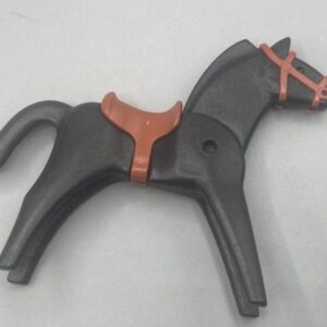 Caballo negro con silla y bocado