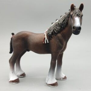 Caballo con trenzas en crin