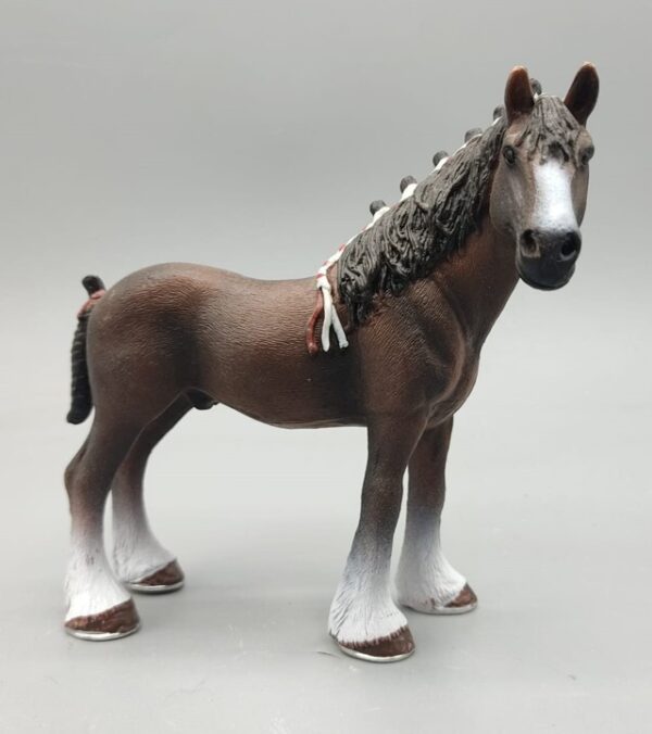 Caballo con trenzas en crin