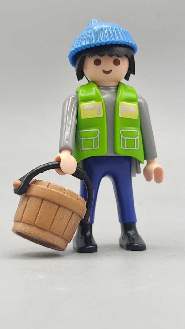 Figura con chaleco y Cubo