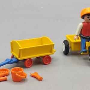 Niño con triciclo carro y juguetes