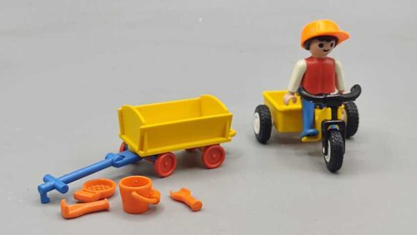 Niño con triciclo carro y juguetes