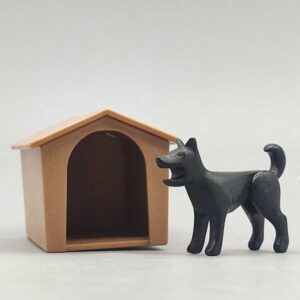 Perro con caseta marrón