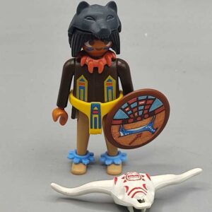 Indio con escudo y cabeza ganado