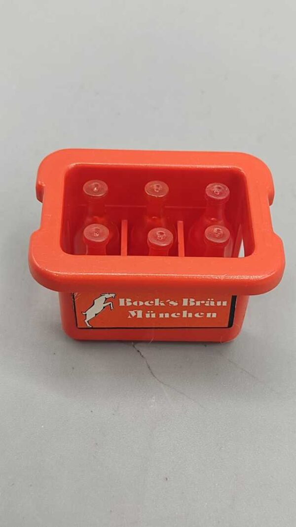 Caja roja con botellas rojas