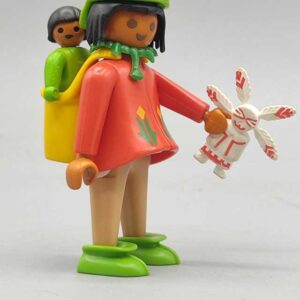 Mujer India con bebe y muñeco