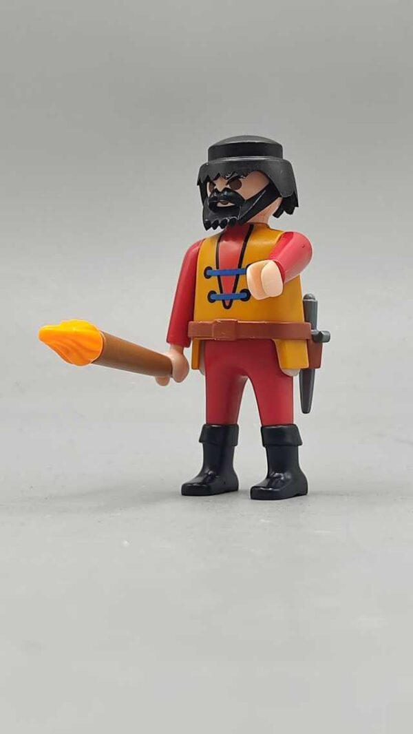Figura con antorcha