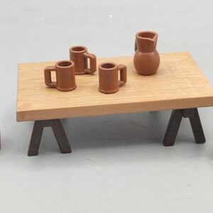 Mesa con sillas y jarras
