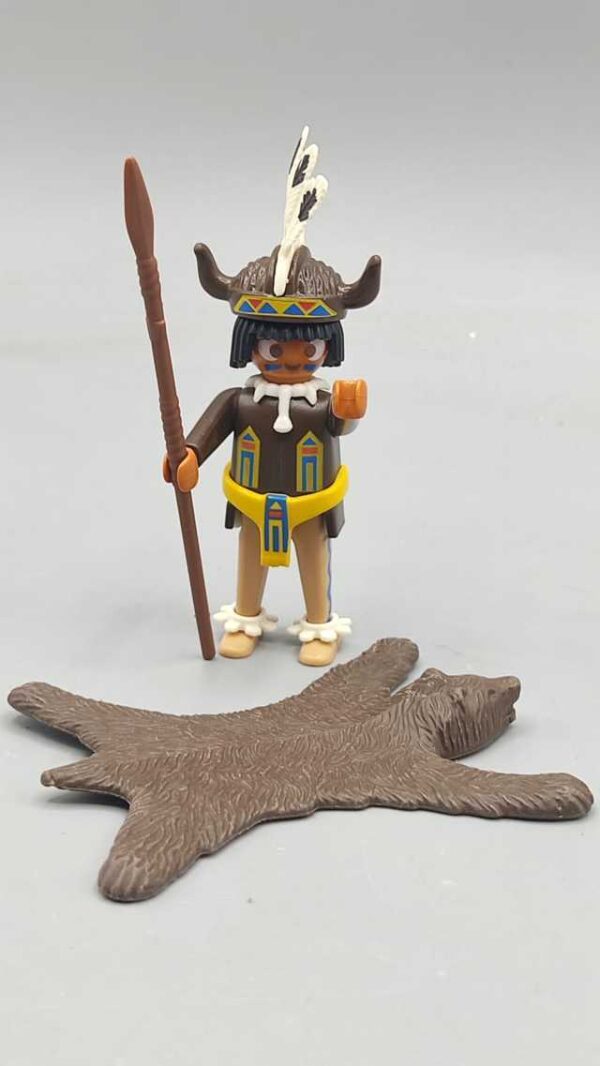 Indio con piel de oso