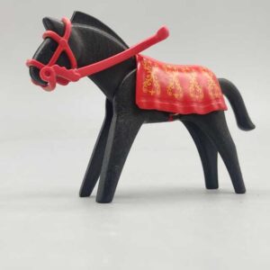 Caballo con riendas y manta