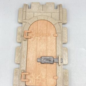 Marco pared con Puerta marrón con arco superior, cerrojo y bisagras antiguas