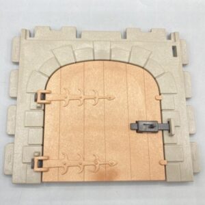 Pared, 2 unidades de ancho con  gran puerta en forma de arco y cerrojo