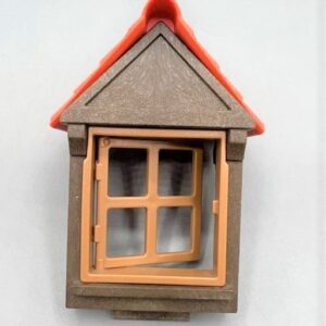Marco y lados de la ventana abuhardillada, parte superior puntiaguda con Ventana de 2x2, y la teja del techo de pico
