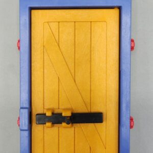 Pared con Puerta madera con listones diagonales y marco