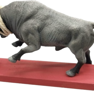 Toro Bravo Cárdeno Embistiendo con Palo de Ensogar