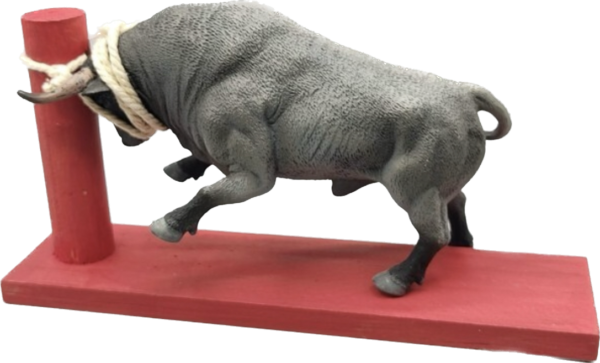 Toro Bravo Cárdeno Embistiendo con Palo de Ensogar